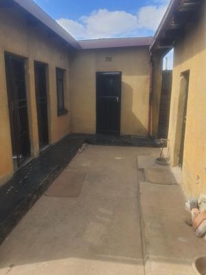 Cottage For Rent in Zola, Soweto